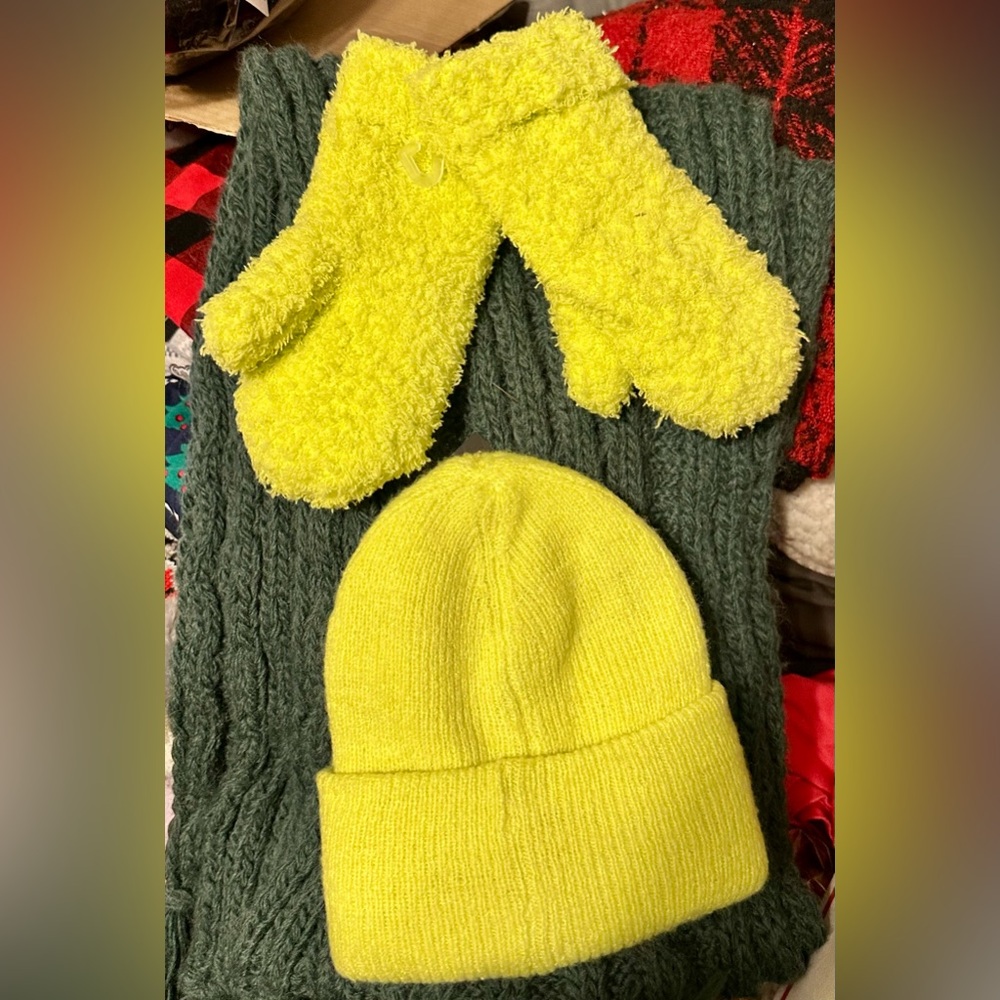 NWT Art Class Cozy Kids' Yellow Mittens and Beanie Set